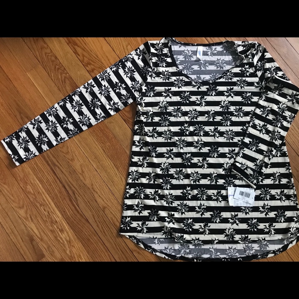 NWT  LuLaRoe Black /Off White Lynnae top, size L